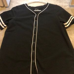 Black and white baseball like shirt